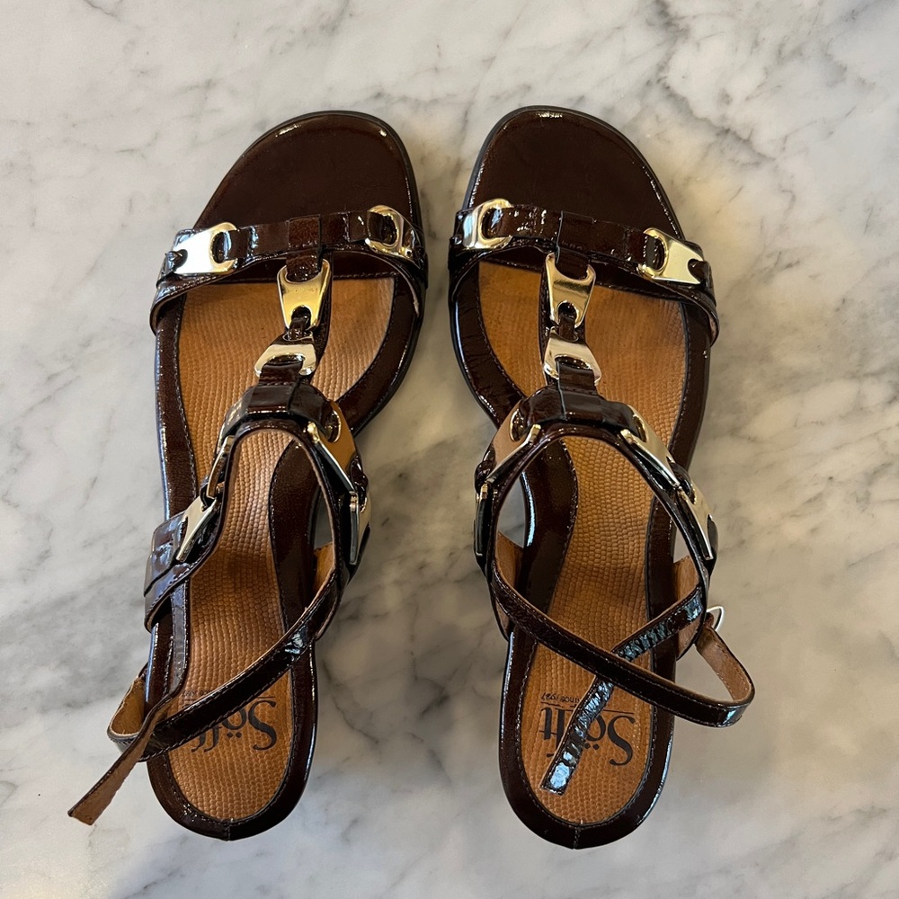 Sofft Rina women’s sandal, dark brown and brass. Size 7.5 M